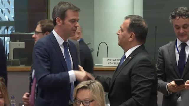 Los ministros europeos se saludan con los codos en Bruselas