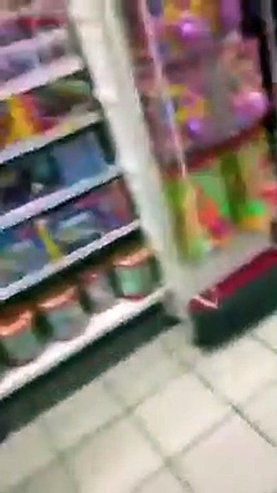 Elle vide une bouteille de vin cul sec au supermarché !