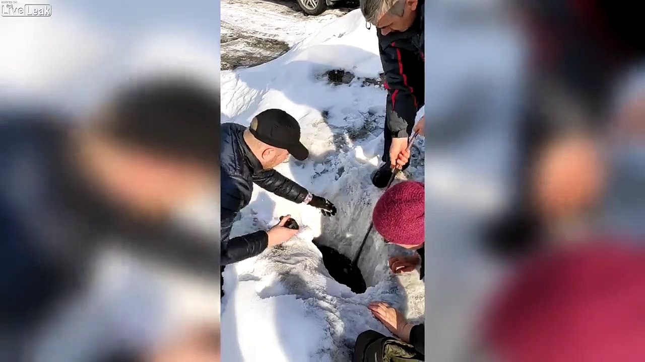 Tombé dans un trou en pleine rue, cet enfant est sauvé par les passants !