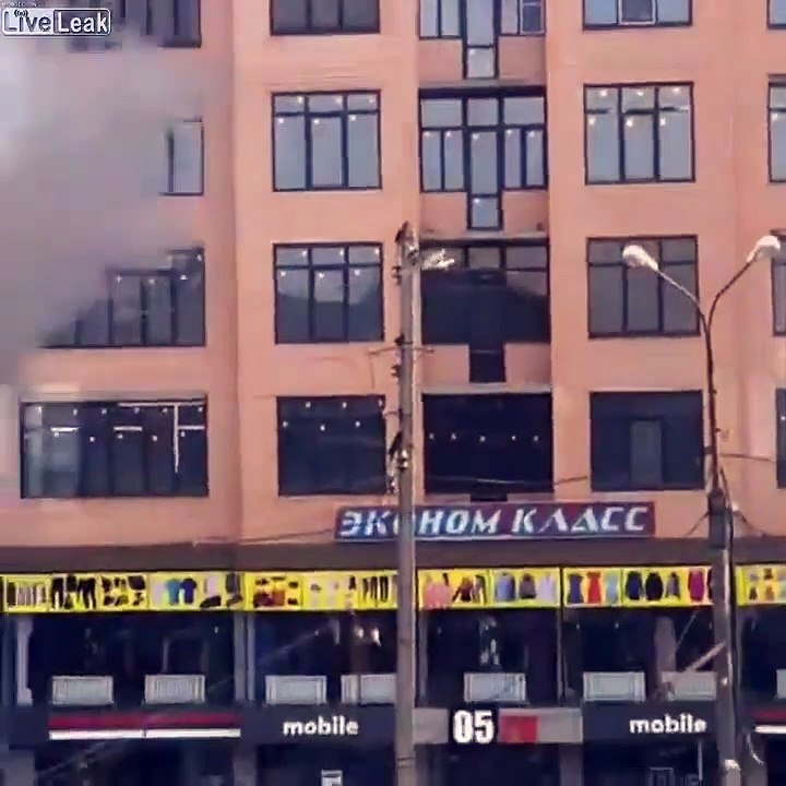 Le toit d'un immeuble s'envole sur la route !