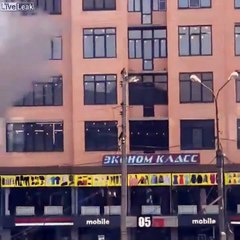 Le toit d'un immeuble s'envole sur la route !