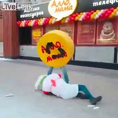 1 mascotte enflamme un autre collègue déguisé !