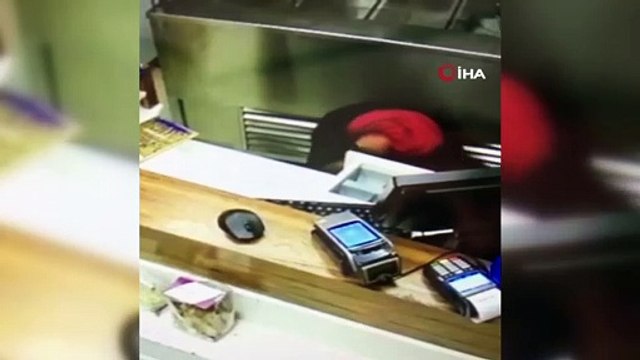 Bir eliyle hırsızlık yaptı, bir eliyle yüzünü kapattı... O anlar kamerada