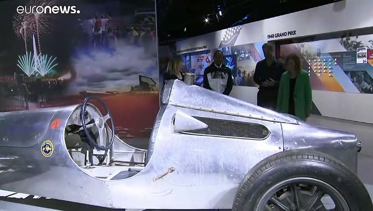 Prinz Harry und Lewis Hamilton eröffnen Rennsport-Museum am Silverstone Circuit