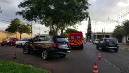 Motociclista fica ferido ao bater com BMW na Avenida Rocha Pombo
