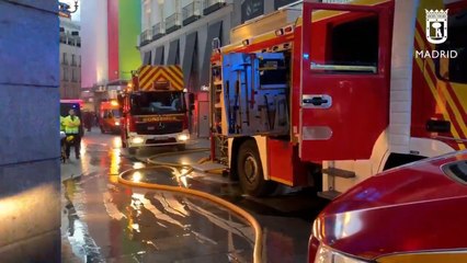 Bomberos siguen trabajando en el incendio cerca de Puerta del Sol