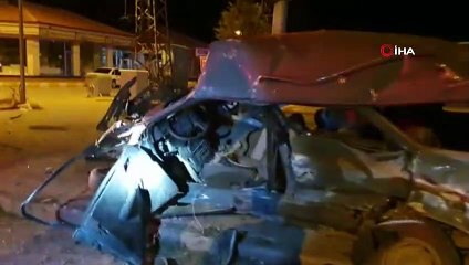 Hafif ticari araçla otomobil kafa kafaya çarpıştı: 1 ölü 1 ağır yaralı