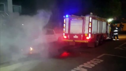 Descargar video: Caminhonete S10 pega fogo no Bairro São Cristóvão; Bombeiros foram mobilizados