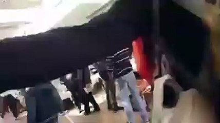 Une Asiatique se fait traiter de « Corona » dans un marché