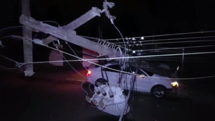 Audi derruba poste após grave colisão na Rua Riachuelo