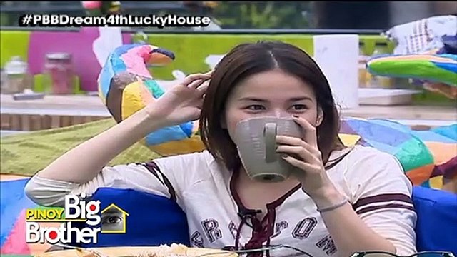 Elisse, tinitigan si Mccoy habang kumakain