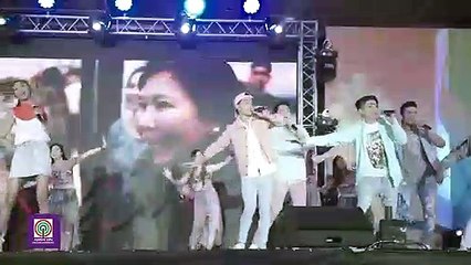 Tải video: ABS-CBN Trade Event 2017: Kapamilya stars perform Ikaw Ang Sunshine Ko Isang Pamilya Tayo