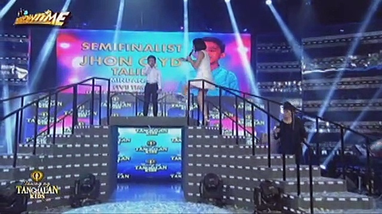 Jhon Clyd, naiyak nang matanggap ang TV na binigay ni Anne