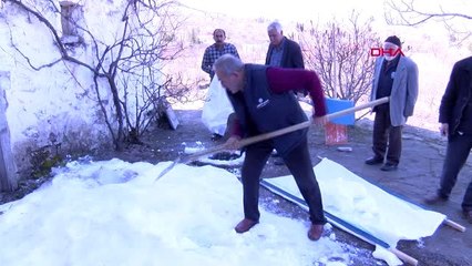 Kayseri'de yazın buz gibi su için kuyular karla dolduruldu