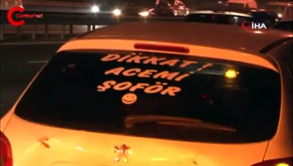 Aracının arkasına “Dikkat acemi şoför” yazdı, zincirleme kazaya karıştı