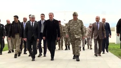 Akar, Suriye sınırının sıfır noktasındaki birliklerde incelemelerde bulundu