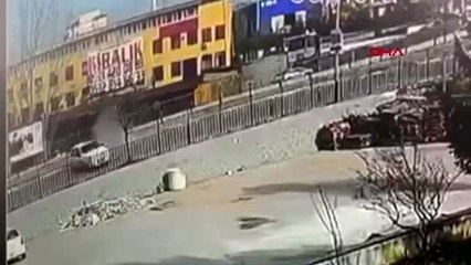 Tuzla'da kontrolden çıkan otomobil duvarda asılı kaldı
