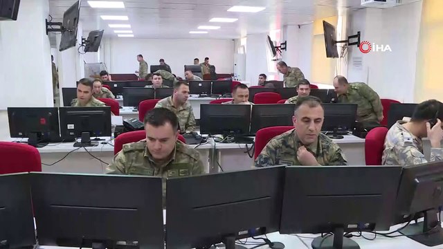 Bakan Akar, kuvvet komutanları ile sınırın sıfır noktasında