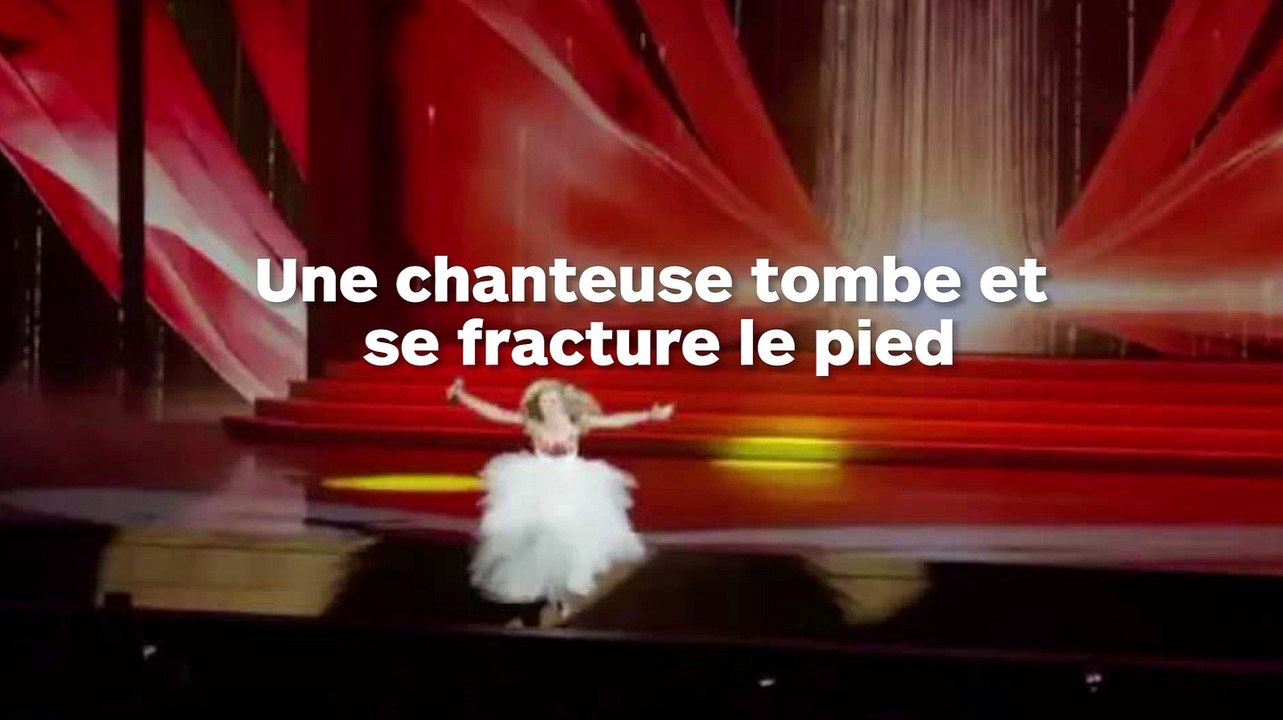 Une chanteuse tombe de la scène et continue à chanter