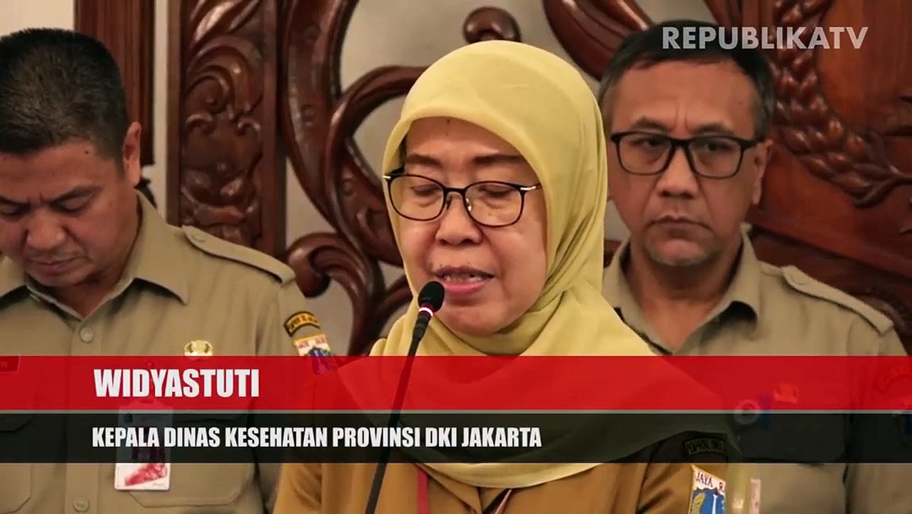 Petugas medis berada di pintu masuk ruang isolasi penyakit menular di RSUD Provinsi NTB di Mataram.