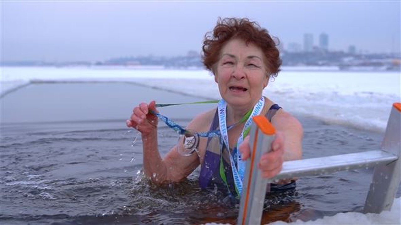 Diese 83-jährige Eisschwimmerin ist cooler als das Wasser