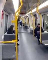 Un mec qui roule en vélo dans un tramway