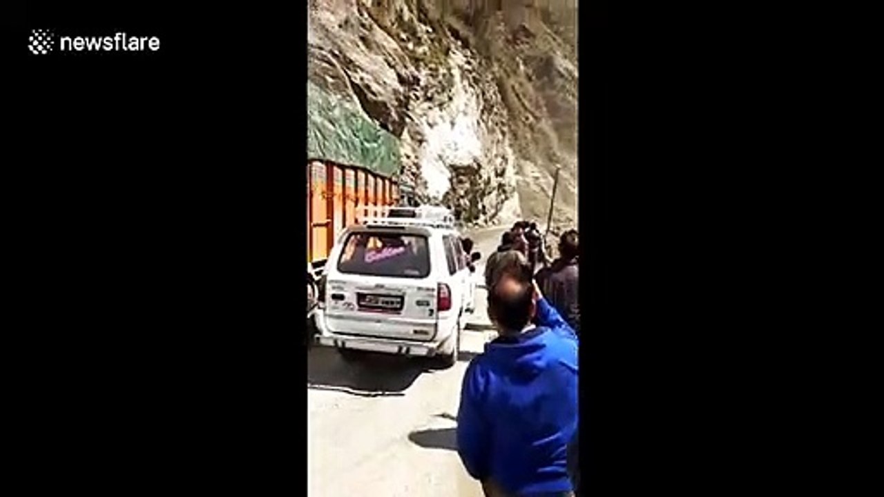 Sudden landslide in northern India leaves hundreds of vehicles stranded
