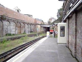 A60 train arriving at Shoreditch