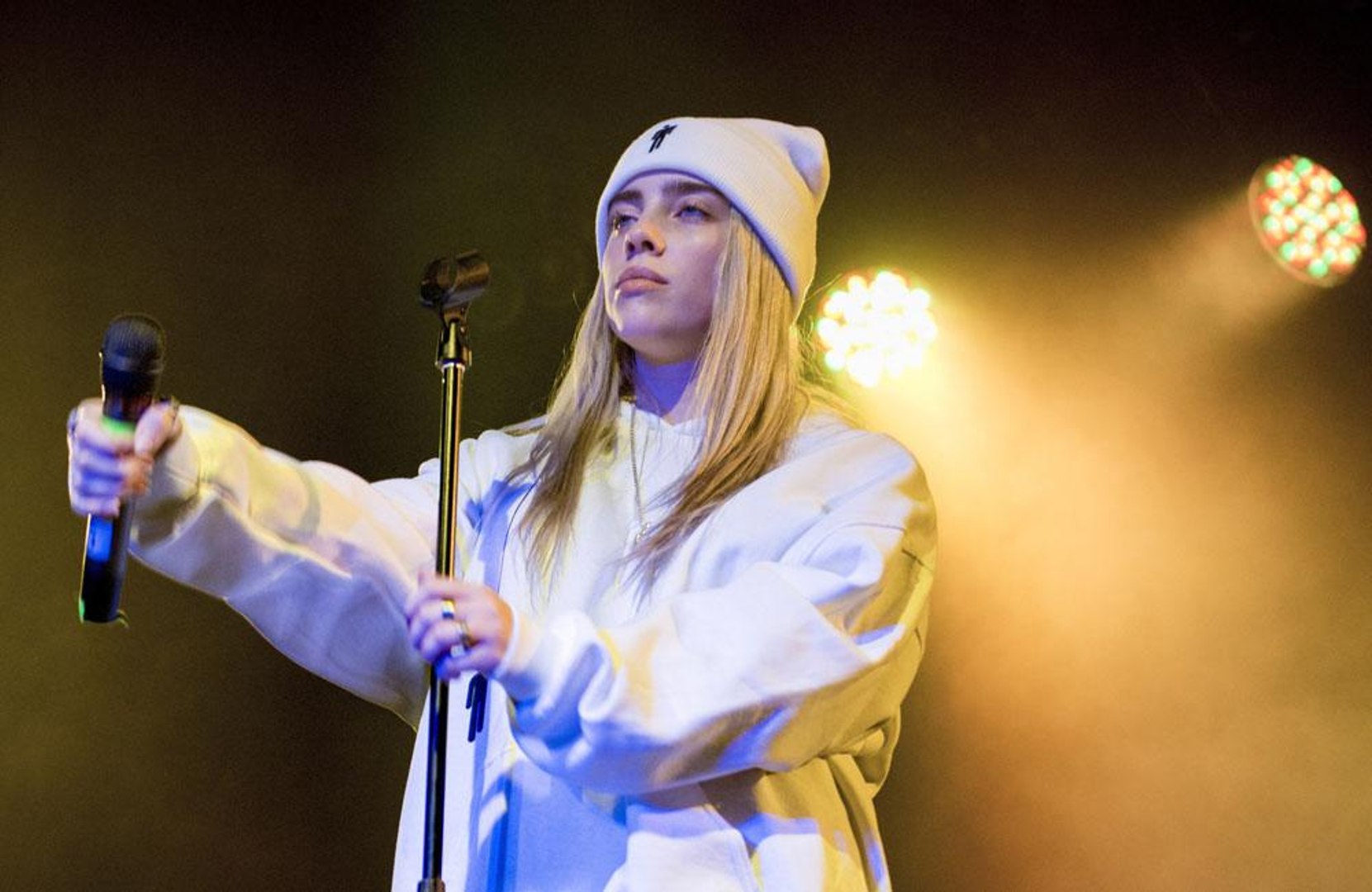 ⁣Billie Eilish delivers body shaming message at Miami concert