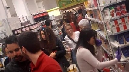 KKTC'de koronavirüs nedeniyle panikleyen halk marketlere hücum etti