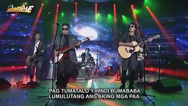 Ely Buendia together with Itchyworms rock the stage with their performance on It’s Showtime