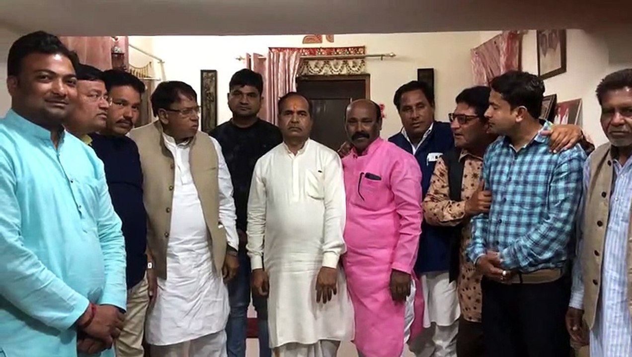शामगढ से पहुंचे कांग्रेसी कार्यकर्ताओं ने मंत्री पीसी शर्मा से डंग को लेकर की बातचीत