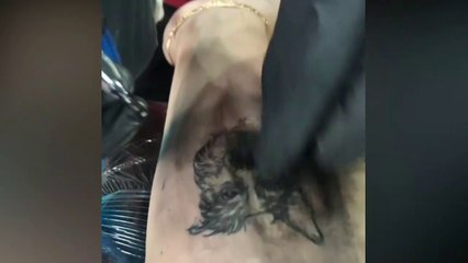 Elle est désespérée par son tatouage de chien et on comprend pourquoi