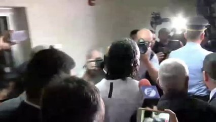 La policía detiene a Ronaldinho por entrar en Paraguay con un pasaporte falso