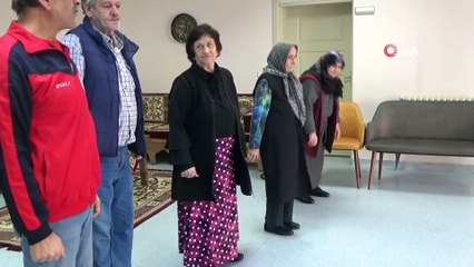 Huzurevi sakinleri yaşama tiyatro ile tutunuyor