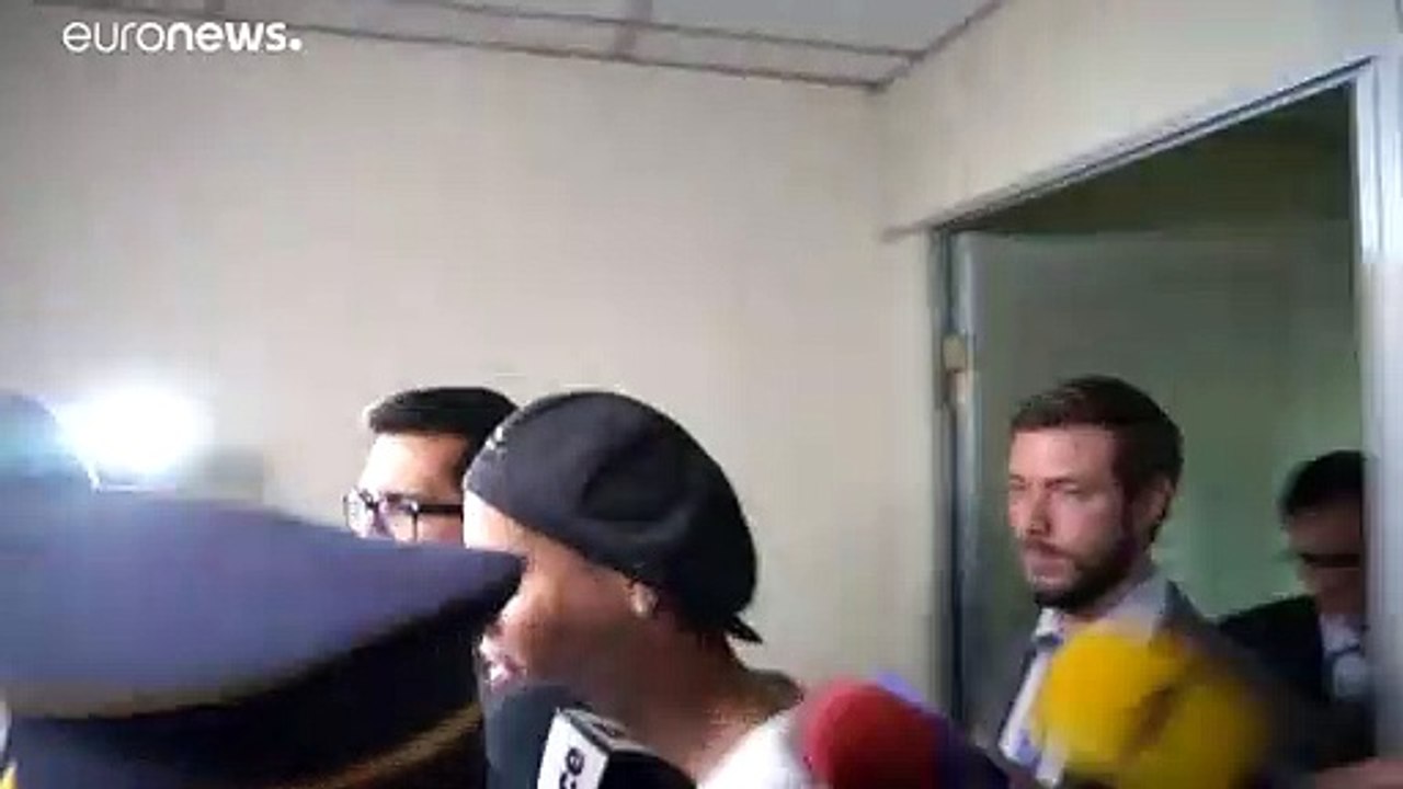 شاهد: باراغواي تعتقل النجم البرازيلي رونالدينيو...