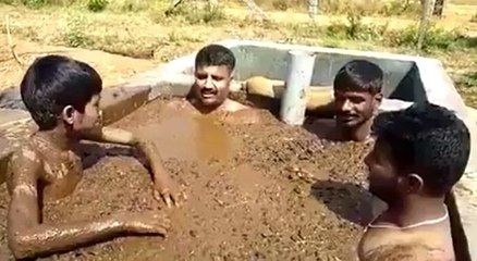 Koronavirüsten korunmak için ineğin dışkısıyla duş aldılar