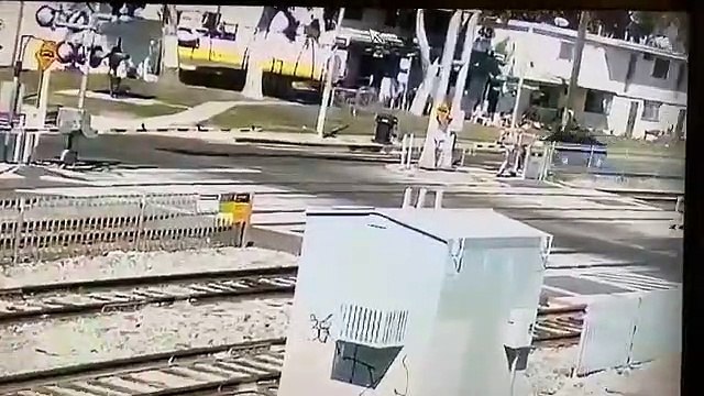 Une voiture a été percutée par un train sur les voies ferrées
