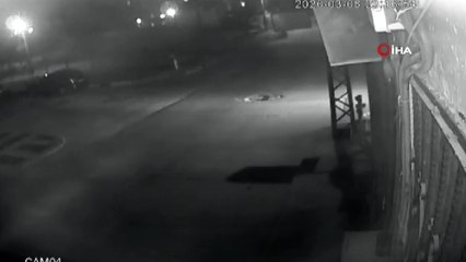 Motosikletiyle aniden önünde çıkan minibüse böyle çarptı