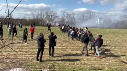 Mülteciler, Yunanistan'ın koyduğu engeli halatla yıkmaya çalıştı