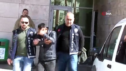 'Bunu sen çalmışsın' dediği çocuğun elindeki telefonu gasp etti