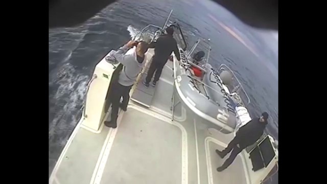 Türk Sahil Güvenlik ekibi, Yunan Sahil Güvenlik botunu kovaladı