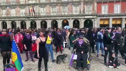 Representación en la Plaza Mayor de Madrid de 'Un violador en tu camino'