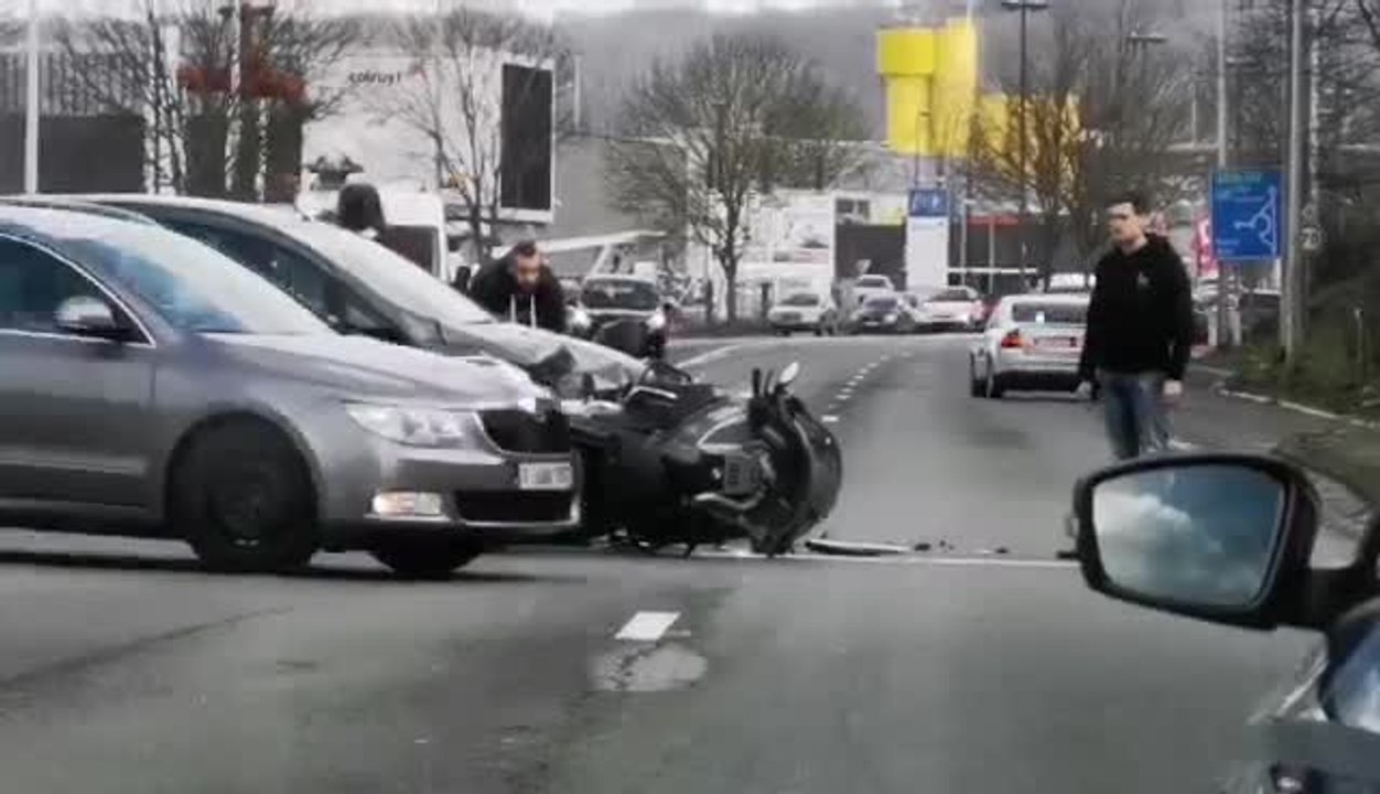 Grave accidentent une voiture et une moto, ch de Liège à Jambes.