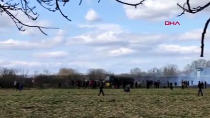 Yunan askerinden, sınırda bekleyen göçmenlere sert müdahale