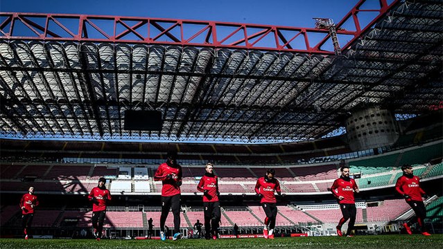 La rifinitura dei rossoneri a San Siro