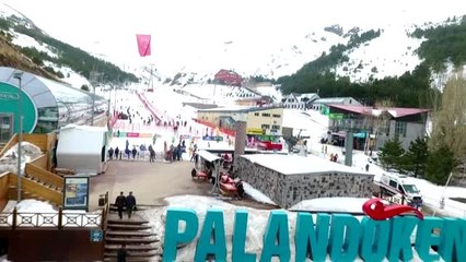 Kar üzerinde voleybol heyecanı