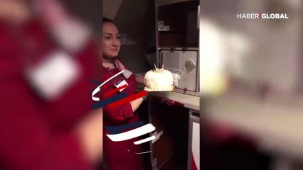 İdlib gazisine uçakta doğum günü sürprizi