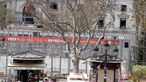 La gente abarrota la plaza del ayuntamiento a media hora de la Mascletà