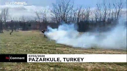 Teargas and water cannons fired at migrants on Turkey-Greece border